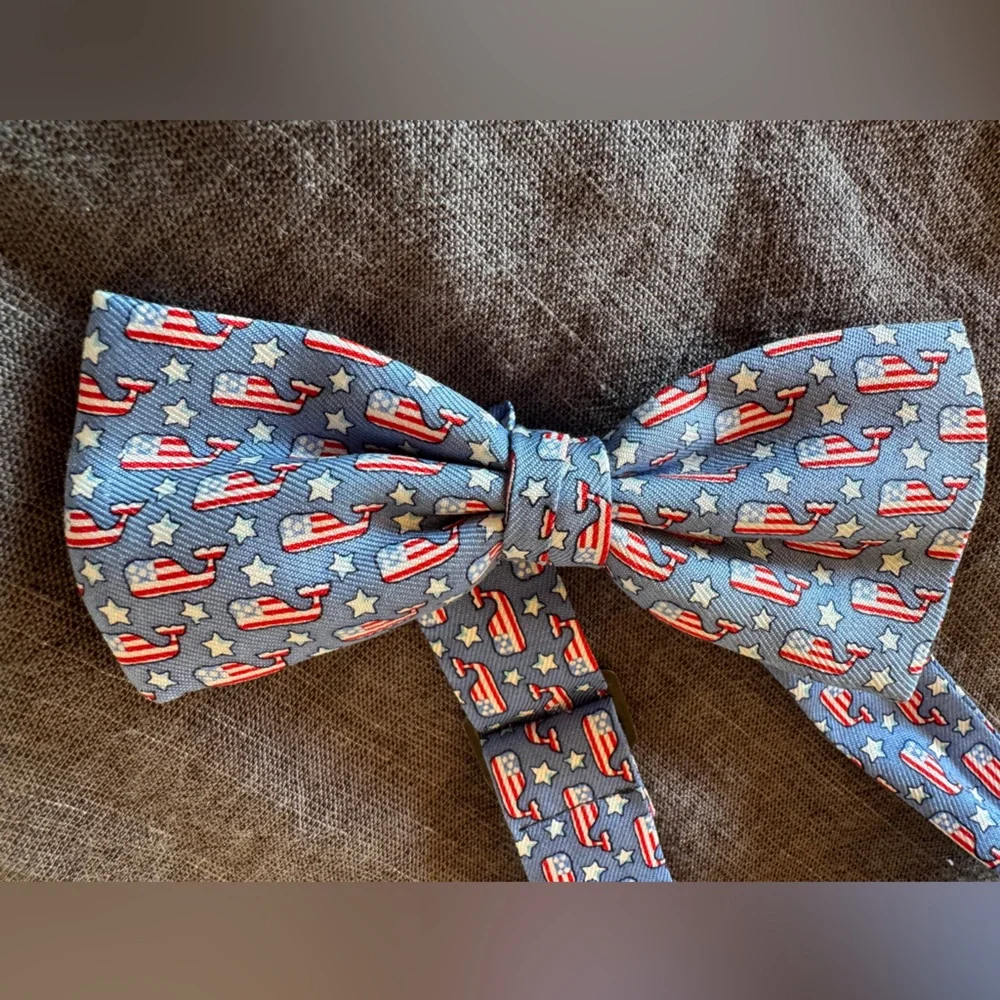 Vineyard Vines Adjustable Bow tie - Blue with flag whale print EUC